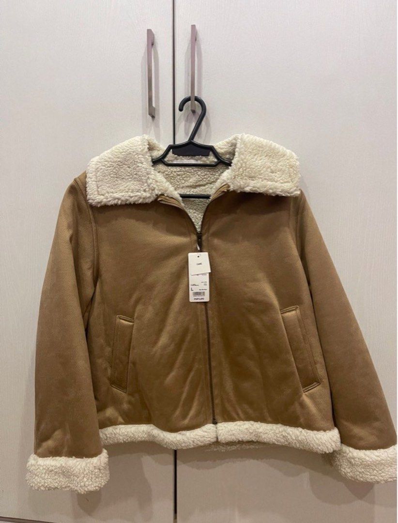 Uniqlo Pile Lined Jacket - Beige - Size L (Category: Coats, Jackets and Outerwear) located in Paranaque City. Submitted by chubby.bunny (Listing ID 1460486987, Image 1). Description: Uniqlo Pile Lined Jacket (Beige) - Size L Brand new, never used. Tag still attached. Originally bought for ₽3,490 - letting it go for a reasonable price! Super warm and cozy with soft fleece lining - perfect for travel or cold weather. Color: Beige .
