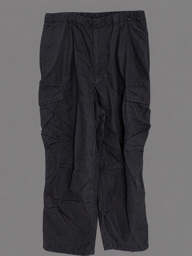 UNIQLO Relaxed Cargo Pants (Black) (Category: Joggers) located in Manila. Submitted by socalkid (Listing ID 1460351054, Image 1). Description: UNIQLO Relaxed Cargo Pants (Black) - Elastic waistband with drawstring - 6 total pockets on front and sides Size: L on tag 17’ - waist (fits 34) 27’ - inseam ✅ Used, no functional issue 💯% Authentic 🇯🇵 Bought in Tokyo 💵 Price slightly negotiable 🛵 On-hand | Ready to ship ⚠️ Free shipping for purchases