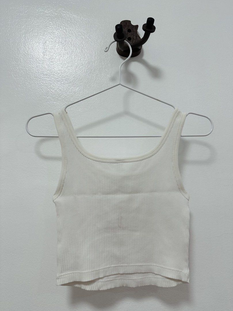 Uniqlo Ribbed Tank Top (Category: Sleeveless) located in Paranaque City. Submitted by kokoclosets (Listing ID 1460467971, Image 2). Description: This was one of my fave tank tops to wear in college lol Perfect basic top for casual wear!.