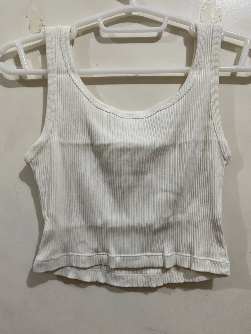 Uniqlo Ribbed Tank Top White (Category: Sleeveless) located in Taguig. Submitted by maly01_ (Listing ID 1460403540, Image 3). Description: dm for inquiries :).