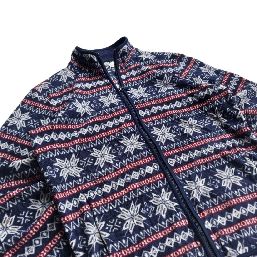 Uniqlo Snowflake Fleece Zip-Up Jacket (Category: Coats, Jackets and Outerwear) located in Cavite. Submitted by spinfits (Listing ID 1460341865, Image 3). Description: - Cozy navy blue fleece jacket - Features a fun white and red snowflake and geometric pattern - Full zip-up front with a stand-up collar - Ideal for layering in colder weather - Soft, warm, and perfect for the BERMONTHS Size: S-M (Width: 22") (Lenght: 27") INCHES Condition: (Lightly