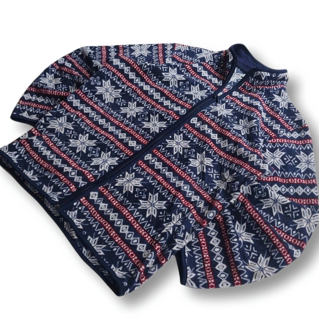 Uniqlo Snowflake Fleece Zip-Up Jacket (Category: Coats, Jackets and Outerwear) located in Cavite. Submitted by spinfits (Listing ID 1460341865, Image 2). Description: - Cozy navy blue fleece jacket - Features a fun white and red snowflake and geometric pattern - Full zip-up front with a stand-up collar - Ideal for layering in colder weather - Soft, warm, and perfect for the BERMONTHS Size: S-M (Width: 22") (Lenght: 27") INCHES Condition: (Lightly