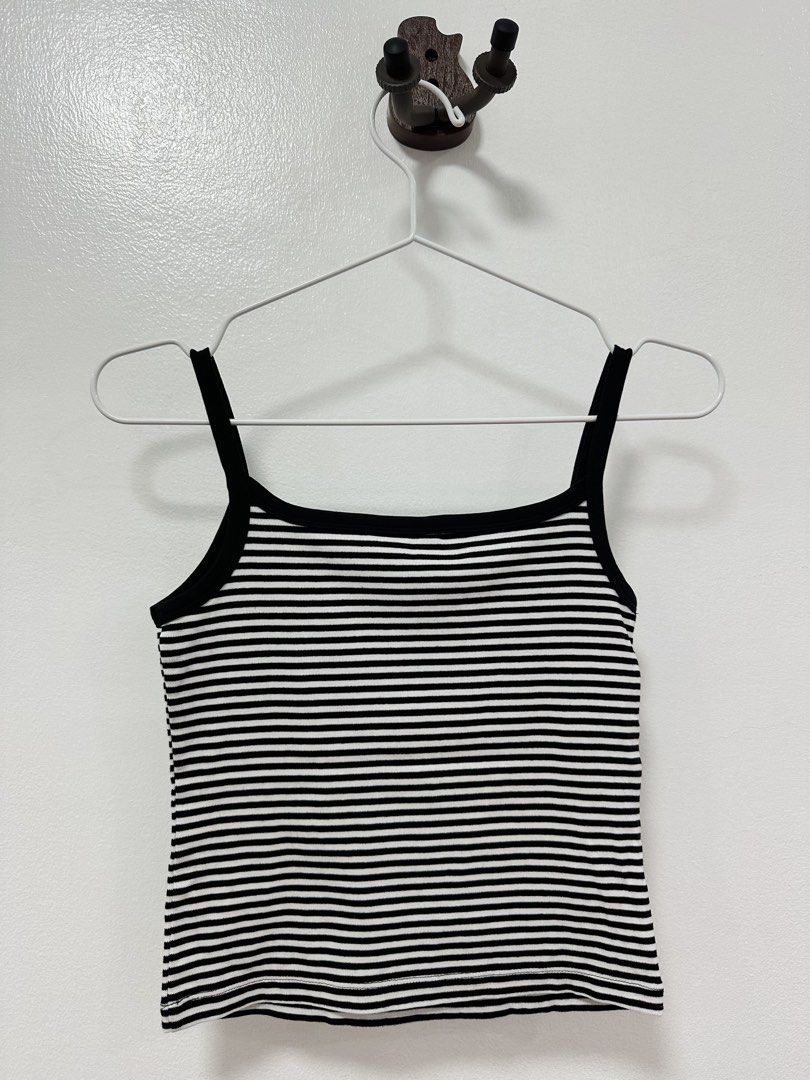 Uniqlo Striped Tank Top (Category: Sleeveless) located in Paranaque City. Submitted by kokoclosets (Listing ID 1460477715, Image 2). Description: Never used!.
