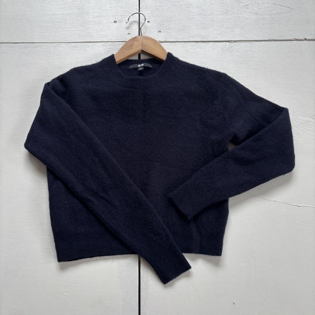 Uniqlo sweater (Category: Coats, Jackets and Outerwear) located in Pasig City. Submitted by katrina_angela_teng (Listing ID 1460403792, Image 1). Description: Good as new condition Size small .