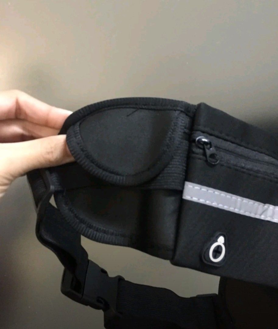 Runner Waterproof Beltbag (Category: Belt bags, Clutches and Pouches) located in Manila. Submitted by trendyie100 (Listing ID 1460373261, Image 3). Description: Price is fixed for 200 each. As is, Unisex Waterproof Runner Beltbag, very good quality and comfy, kasya cash, cards and phone, adjustbale strap, ganda kapag suot. Less hassle na habang tumatakbo or walking ka. •Payment 1st policy •No return, no exchange, no refund.