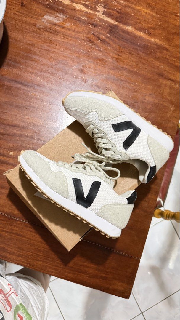 VEJA SDU REC ALVEOMESH (Category: Sneakers) located in Manila. Submitted by evrythnginbtwn (Listing ID 1460369631, Image 1). Description: EUR 7 23cm Used twice only .
