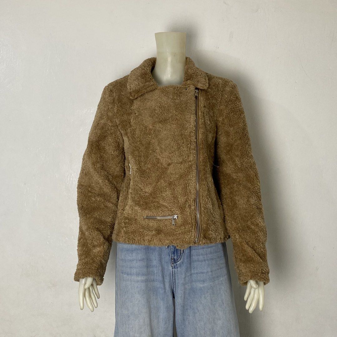 Vero Moda ✨ | Brown Plush Teddy Biker Jacket (Category: Coats, Jackets and Outerwear) located in Bulacan. Submitted by orc.ph (Listing ID 1460445270, Image 2). Description: Vero Moda ✨ | Brown Plush Teddy Biker Jacket Material Used: 100% Polyester -Brown -Weather-Resistant -Outdoor -Streetwear -Full-Zip -Faux-Shearing Fleece -Two Angled Front Utility Pockets -Structured Notched Lapels -Cropped Waistline Cut ‎-Size: M -Width: 20 ‎-Length: 22 ‎ ‎US