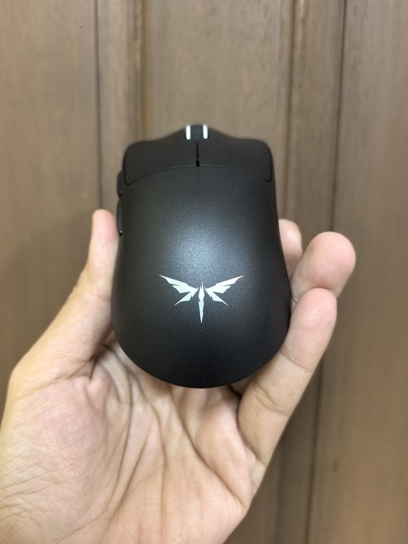 VGN F1 SE wireless mouse (Category: Mouse & Mousepads) located in Quezon City. Submitted by unboxingtito (Listing ID 1460419474, Image 2). Description: VGN F1 SE wireless mouse -brand new and unused -comes with box and charging cable .