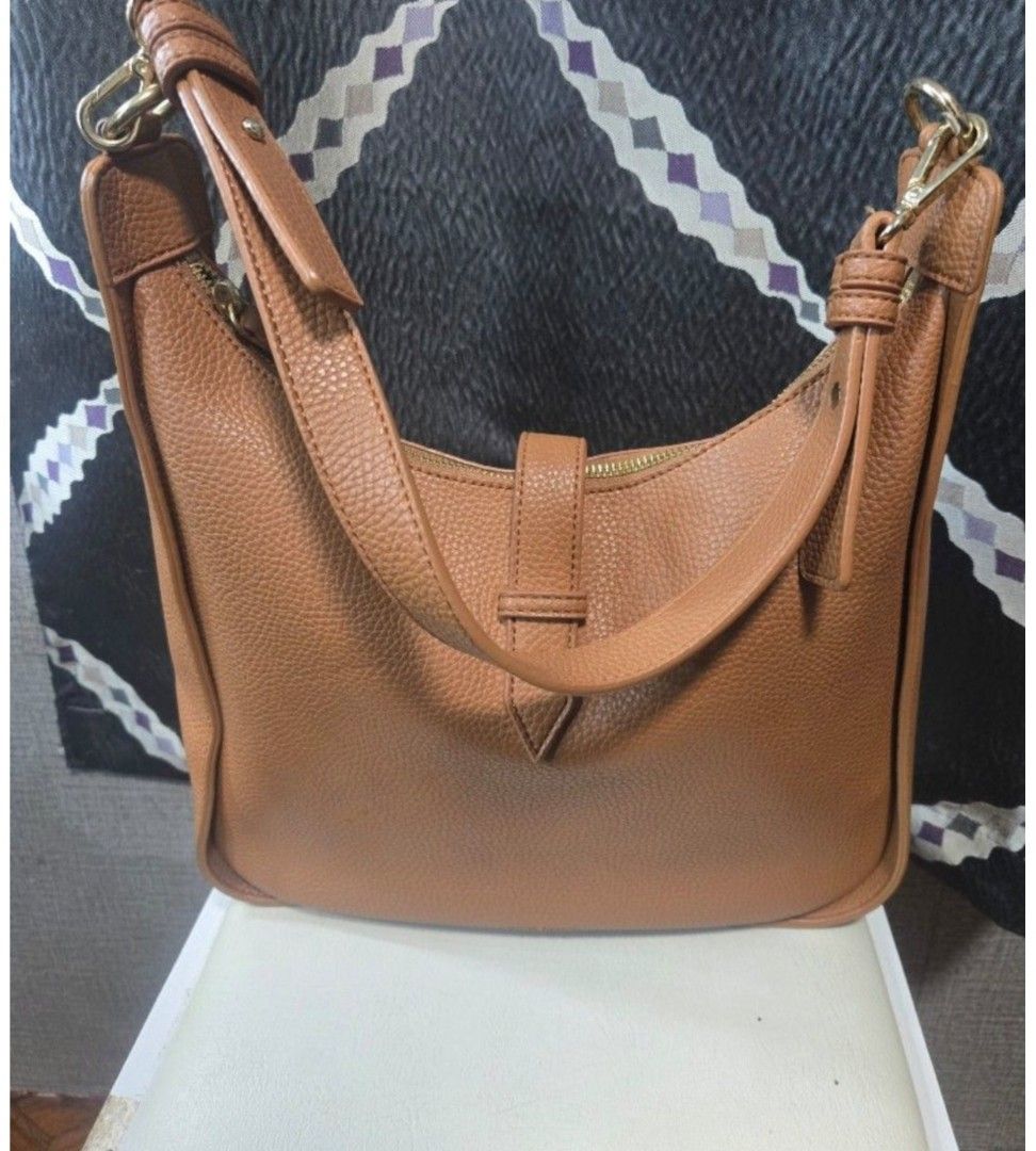 Vincis Bench Brown Leather Hobo Shoulder Bag (Category: Other Accessories) located in Quezon City. Submitted by affordabags_cd (Listing ID 1460425701, Image 1). Description: - Brand: Vincis Bench - Material: Textured Brown Leather - Compartments: Main zip compartment, exterior pocket - Hardware: Gold details - Strap: Adjustable shoulder strap - Style: Great everyday bag.