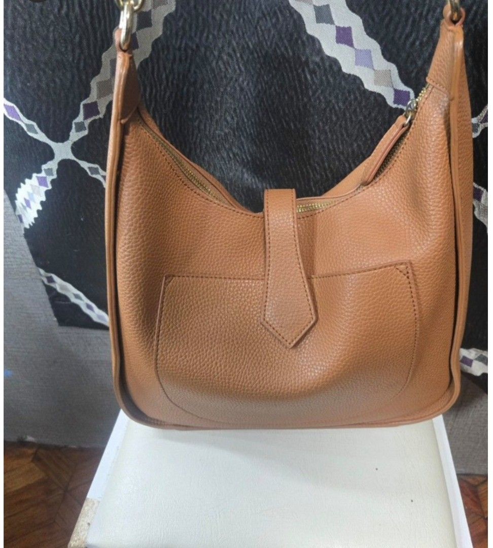 Vincis Bench Brown Leather Hobo Shoulder Bag (Category: Other Accessories) located in Quezon City. Submitted by affordabags_cd (Listing ID 1460425701, Image 3). Description: - Brand: Vincis Bench - Material: Textured Brown Leather - Compartments: Main zip compartment, exterior pocket - Hardware: Gold details - Strap: Adjustable shoulder strap - Style: Great everyday bag.