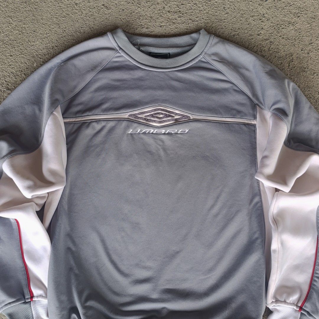 Vintage 00's UMBRO (Category: Coats, Jackets and Outerwear) located in Morong. Submitted by redluxearmoire (Listing ID 1460473391, Image 2). Description: Size : Medium Dimes(inches) : L-25xW-22 Color rate : 10/10 Condition : 10/10 Issue : ❌.