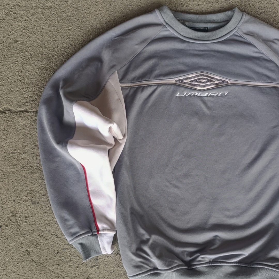 Vintage 00's UMBRO (Category: Coats, Jackets and Outerwear) located in Morong. Submitted by redluxearmoire (Listing ID 1460473391, Image 3). Description: Size : Medium Dimes(inches) : L-25xW-22 Color rate : 10/10 Condition : 10/10 Issue : ❌.