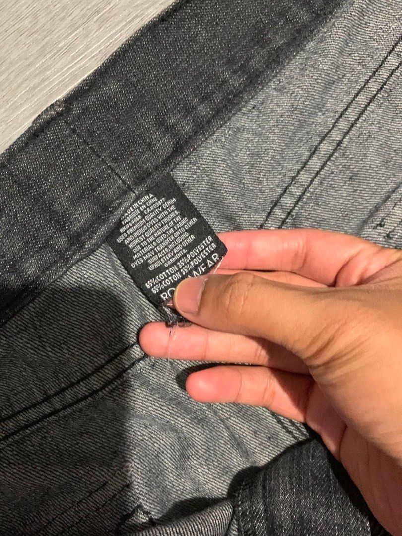 Vintage 2000’s ROCAWEAR Long Jorts (Category: Shorts) located in Dasmarinas. Submitted by adriannz (Listing ID 1460439298, Image 3). Description: Vintage 2000’s ROCAWEAR Long Jorts 40waist 27length 17thighs 14.5leg opening Excellent Condition Missing button back part/scratch 10/10 color rate Claim:1200 Note:Please Manage your expectations Since all items are thrifted and used..