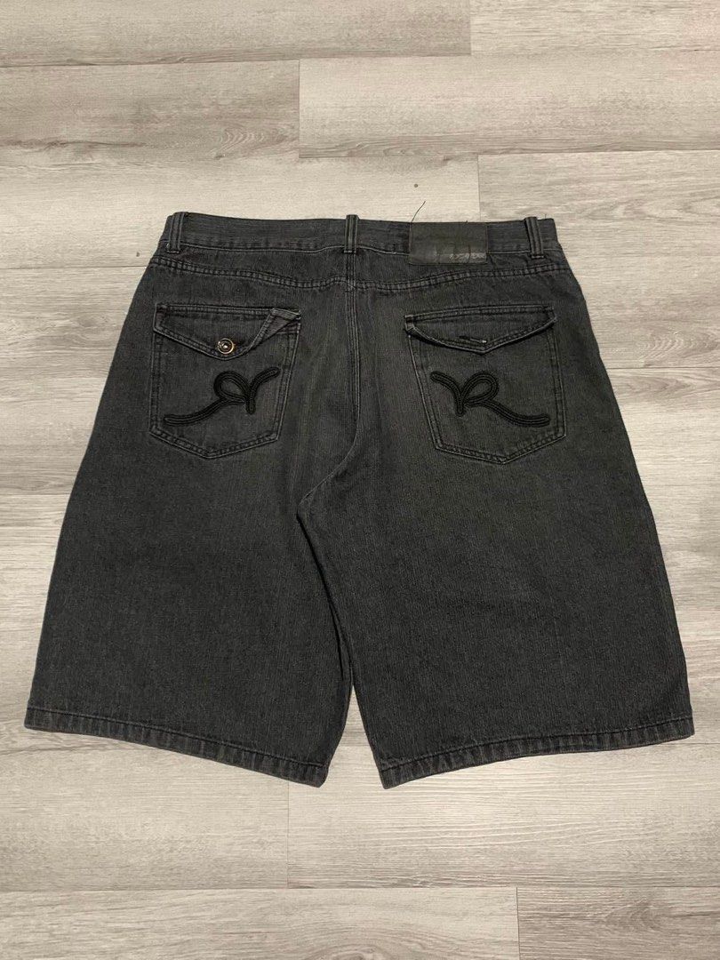 Vintage 2000’s ROCAWEAR Long Jorts (Category: Shorts) located in Dasmarinas. Submitted by adriannz (Listing ID 1460439298, Image 1). Description: Vintage 2000’s ROCAWEAR Long Jorts 40waist 27length 17thighs 14.5leg opening Excellent Condition Missing button back part/scratch 10/10 color rate Claim:1200 Note:Please Manage your expectations Since all items are thrifted and used..