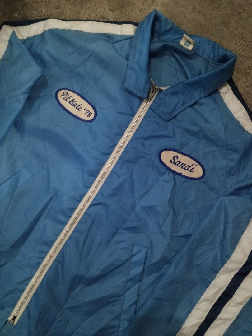 TRUE VINTAGE 70s FEAR PIT CREW WINDBREAKER JACKET (Category: Coats, Jackets and Outerwear) located in Zamboanga. Submitted by vintagehistory (Listing ID 1460445672, Image 3). Description: W-22.5 L-27 70s PIT CREW WINDBREAKER IT WAS USE FROM THE FAMOUS 70s RACE FIGURE EIGHT AUTO RACERS.