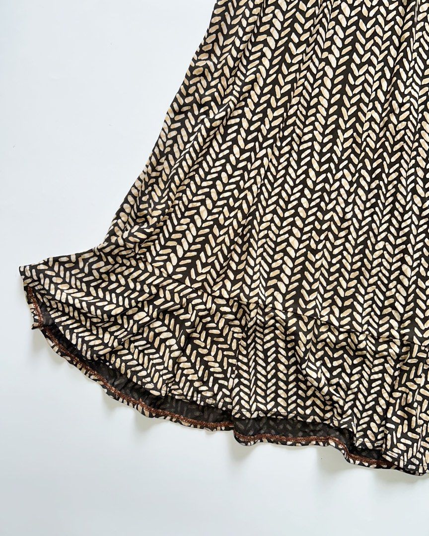 vintage ann taylor patterned midi skirt (Category: Skirts) located in Lipa City. Submitted by mayumi.vtg (Listing ID 1460371837, Image 2). Description: ❀ waist: 28-38in | length: 28.5in ❀ w/ garterized waist.