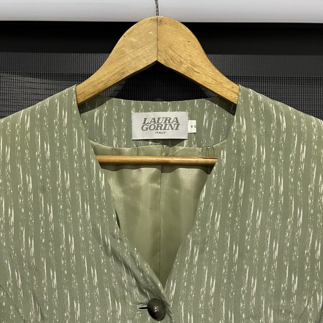 Vintage Laura Gorini Blazer (Medium) (Category: Coats, Jackets and Outerwear) located in Baao. Submitted by lythrift2005935 (Listing ID 1460312515, Image 2). Description: Vintage Laura Gorini Blazer green patterned collarless button-front blazer Made in Italy M 18.5 Width x 22.5 Length Excellent - No issue - 10/10 Color rate Mine ₱1500 + sf.