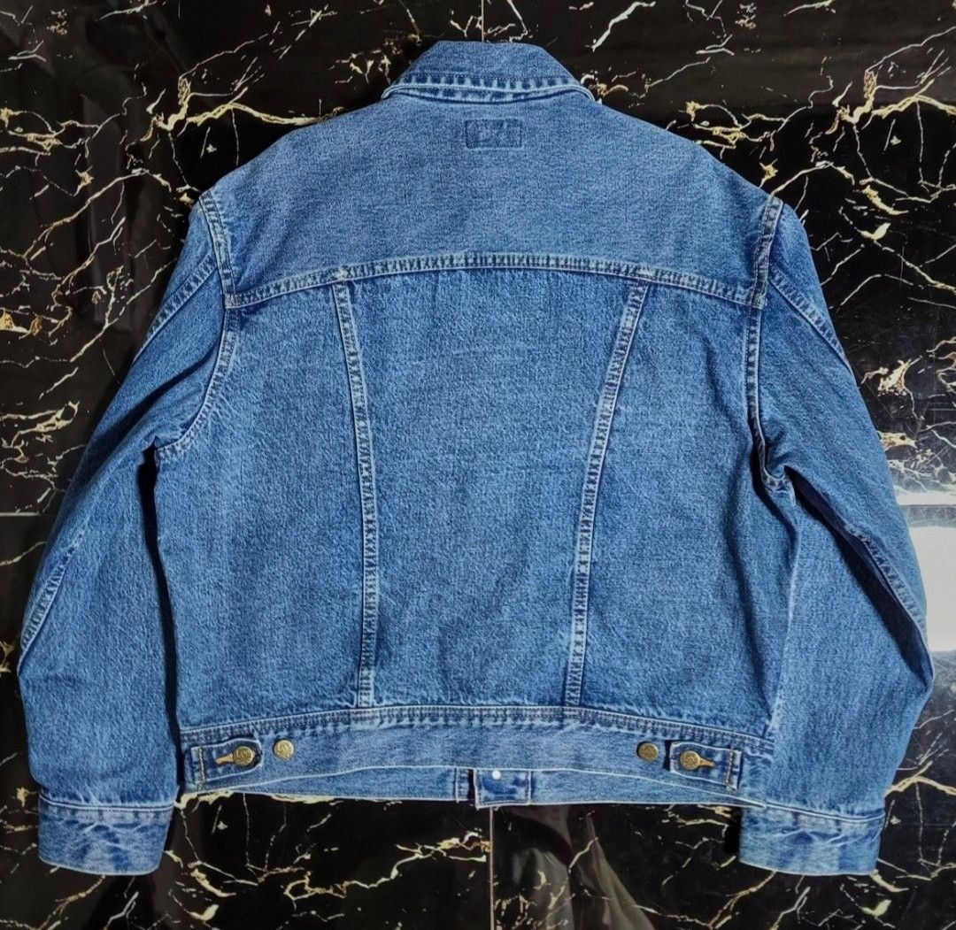 Vintage Lee Riders Blue Denim Trucker Jacket (Category: Coats, Jackets and Outerwear) located in Las Pinas. Submitted by carls_jiaren09 (Listing ID 1452837832, Image 2). Description: 🏷️ Vintage Lee Riders Blue Denim Trucker Jacket (Fave😍) Sobrang solid nito promise🔥 Genuine vintage piece! 📌 ERA / DATE REFERENCE: Late 1970s to Early 1980s (Circa 1978–1984) Features the classic black ® MR Lee RIDERS ® neck label. Complete with original YKK stam