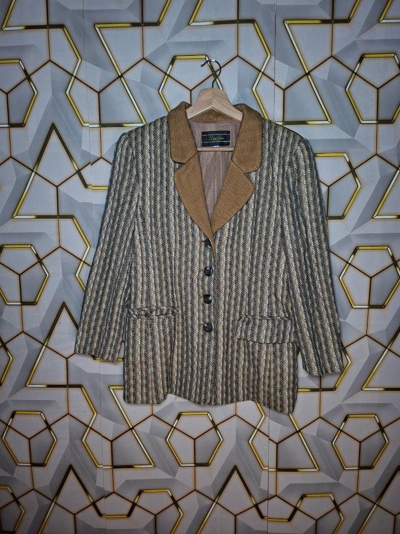 Vintage Leilian blazer jacket (Category: Coats, Jackets and Outerwear) located in Tagaytay City. Submitted by joselito_acosta (Listing ID 1460333526, Image 1). Description: Vintage Leilian blazer jacket In Good Condition issue: Last photo 9.5/10 color rate 9 on tag 19"×27.5" Authentic✅️✅️✅️ 1,200+shipping fee only Location: tagaytay Dm to purchase📩📩📩.