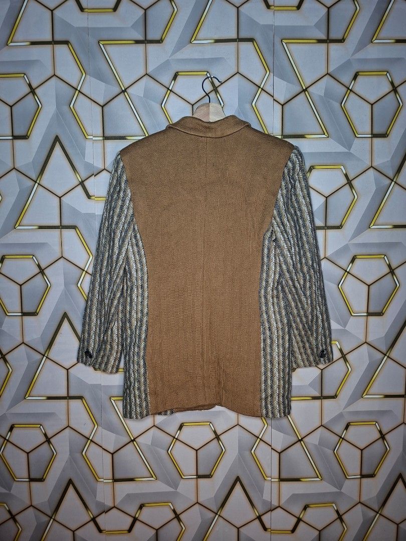 Vintage Leilian blazer jacket (Category: Coats, Jackets and Outerwear) located in Tagaytay City. Submitted by joselito_acosta (Listing ID 1460333526, Image 2). Description: Vintage Leilian blazer jacket In Good Condition issue: Last photo 9.5/10 color rate 9 on tag 19"×27.5" Authentic✅️✅️✅️ 1,200+shipping fee only Location: tagaytay Dm to purchase📩📩📩.
