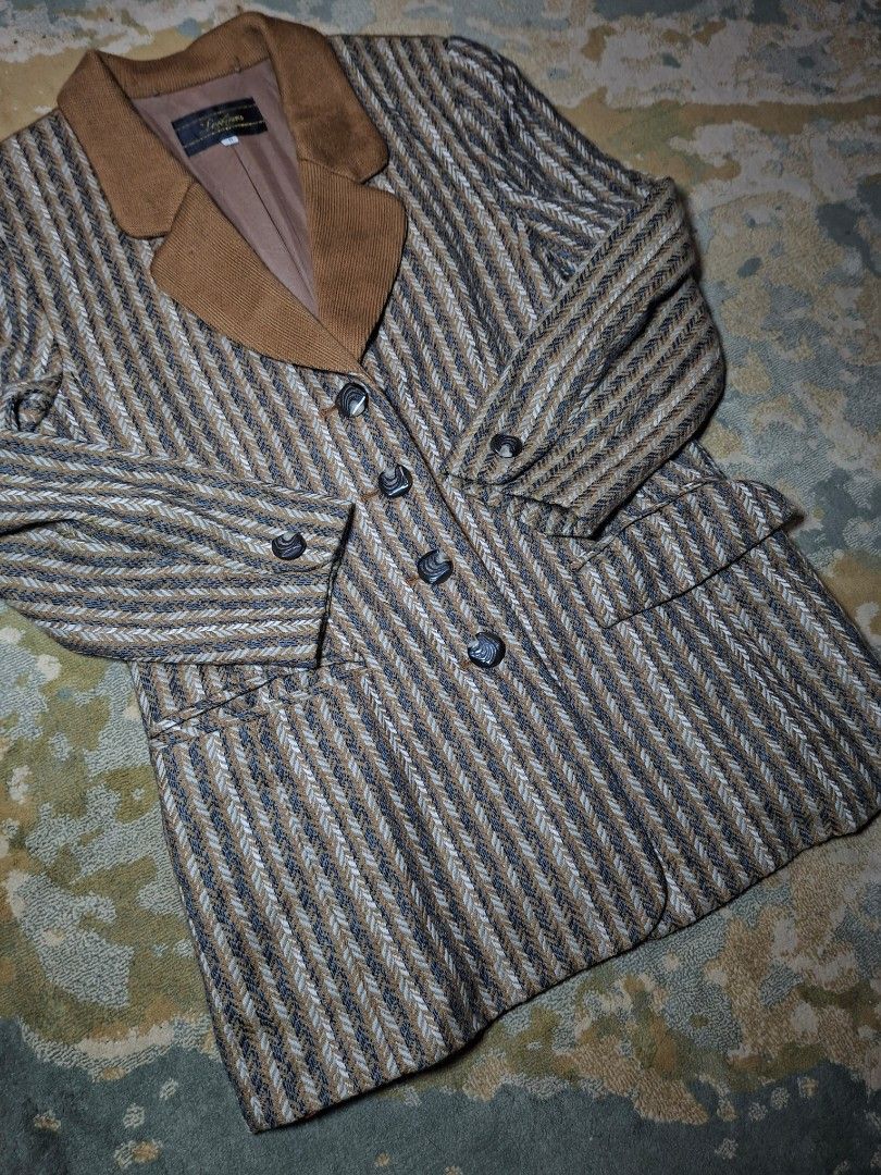 Vintage Leilian blazer jacket (Category: Coats, Jackets and Outerwear) located in Tagaytay City. Submitted by joselito_acosta (Listing ID 1460333526, Image 3). Description: Vintage Leilian blazer jacket In Good Condition issue: Last photo 9.5/10 color rate 9 on tag 19"×27.5" Authentic✅️✅️✅️ 1,200+shipping fee only Location: tagaytay Dm to purchase📩📩📩.