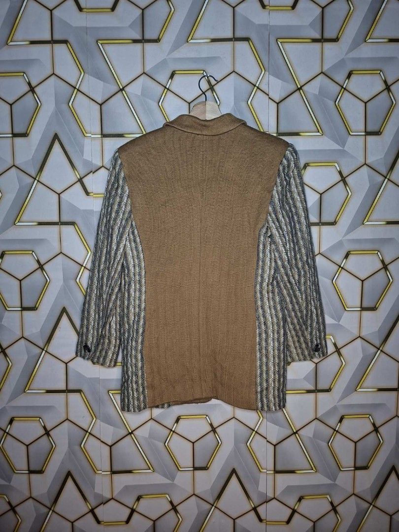 vintage leilian blazer jacket (Category: Coats, Jackets and Outerwear) located in Tagaytay City. Submitted by joyjavier1230 (Listing ID 1460371404, Image 2). Description: vintage leilian blazer jacket in good condition issues:last photos 9.5/10 color rate 9 on tag width:19 length:27.5" authentic ✅ ✅ ✅ 1,200+shipping fee location: Tagaytay shipping via jnt mop: gcash dm to purchase 📩 📩 📩.