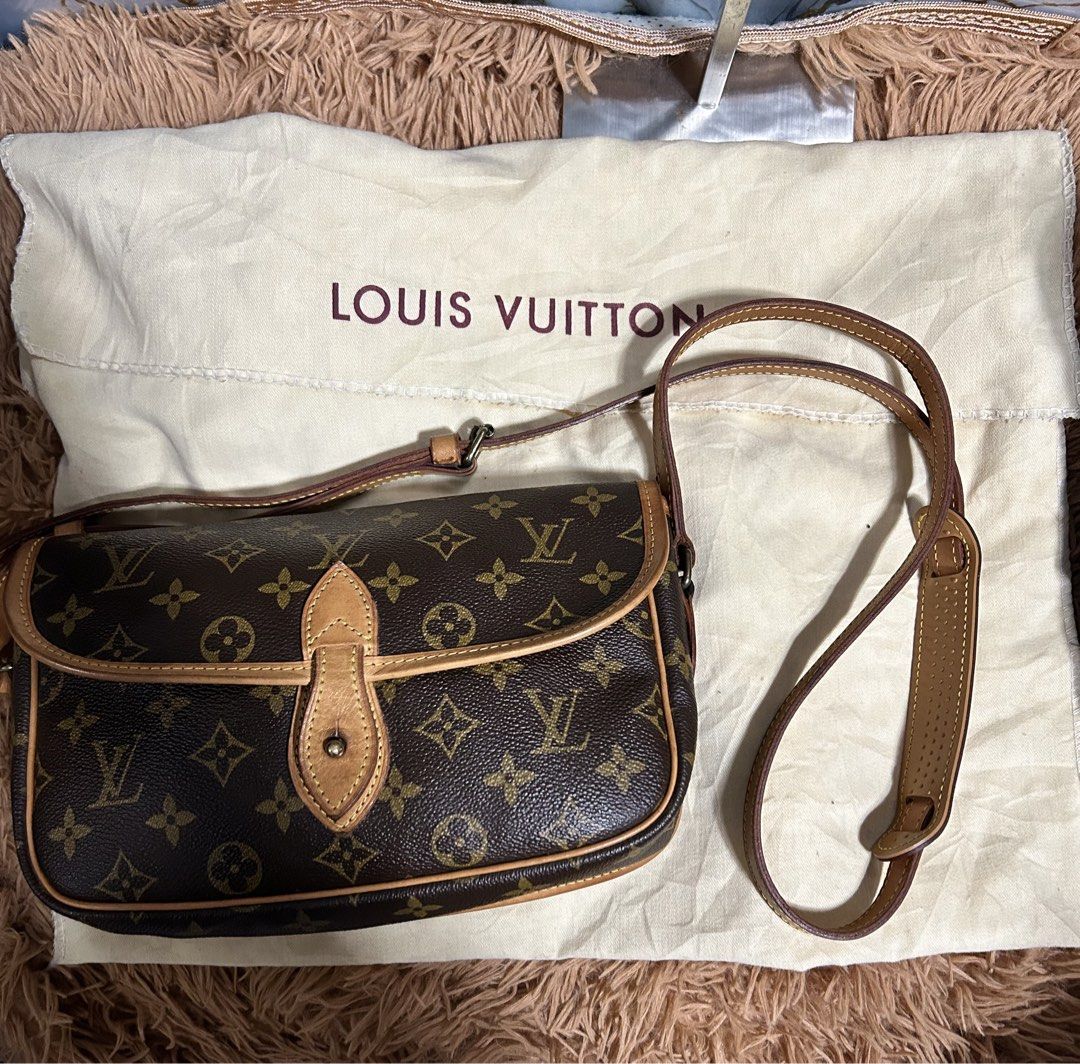 Vintage Lv Sling (Category: Luxury Bags & Wallets) located in Iloilo. Submitted by thrift-to-thrift-ukay (Listing ID 1460333335, Image 1). Description: Vintage Lv Sling Rank Ab To A Condition Authentic /Legit/Orig.