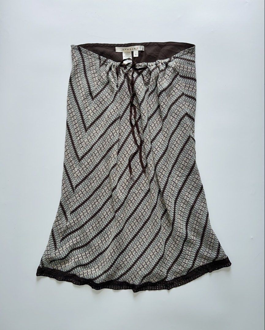 vintage studio m 100% silk patterned midi skirt (Category: Skirts) located in Lipa City. Submitted by mayumi.vtg (Listing ID 1460368743, Image 1). Description: ❀ waist: 30-34in | length: 25in ❀ w/ inner lining & drawstring waist.