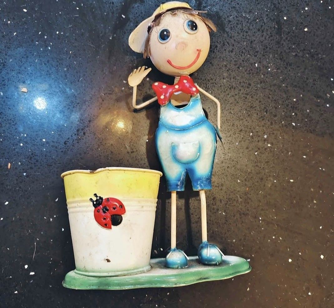 VINTAGE TIN TOY PLANTER (Category: Vintage Collectibles) located in Mandaluyong City. Submitted by LEATHERFACE (Listing ID 1460379536, Image 1). Description: PRICE IS 1500.