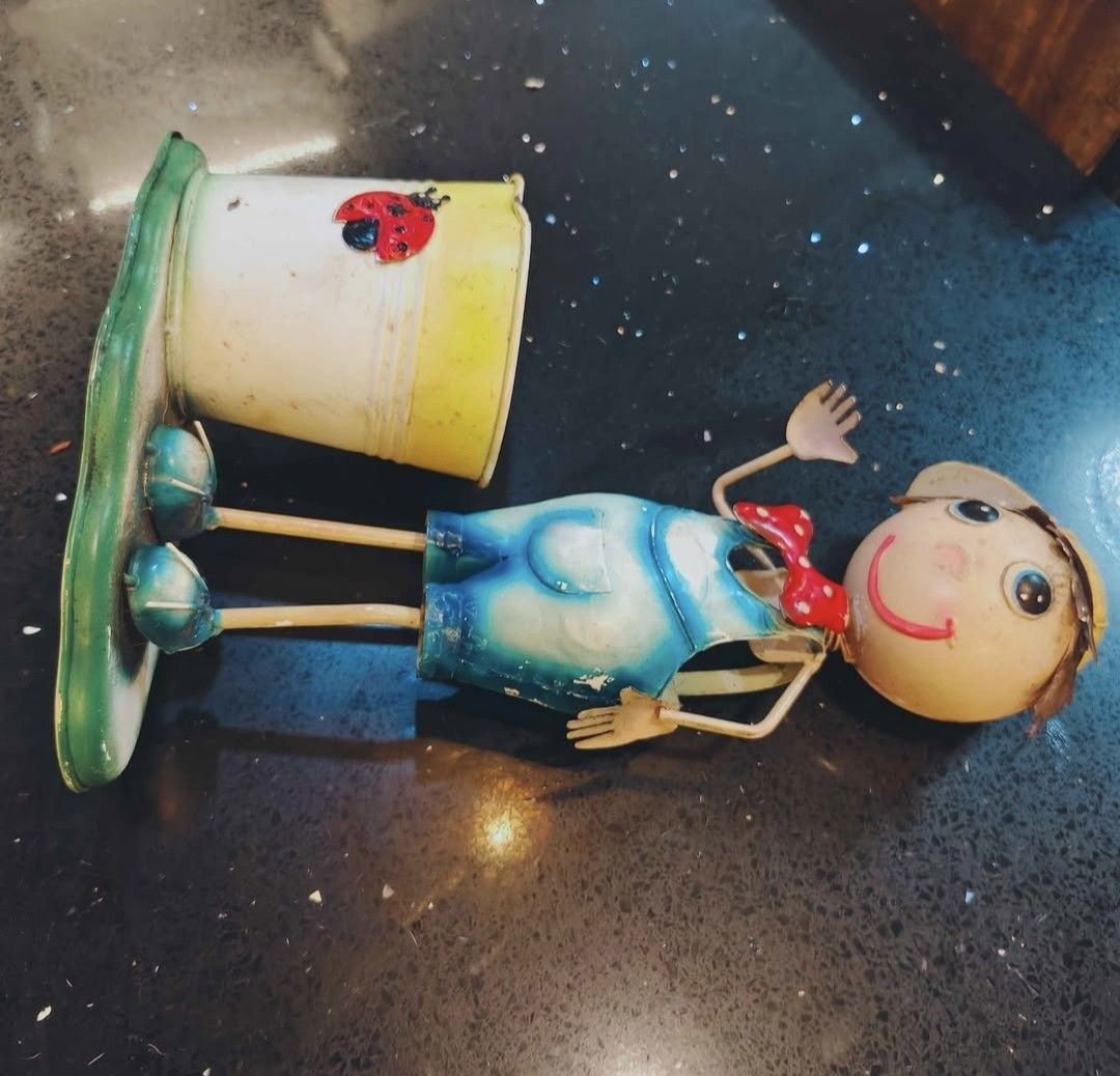 VINTAGE TIN TOY PLANTER (Category: Vintage Collectibles) located in Mandaluyong City. Submitted by LEATHERFACE (Listing ID 1460379536, Image 3). Description: PRICE IS 1500.