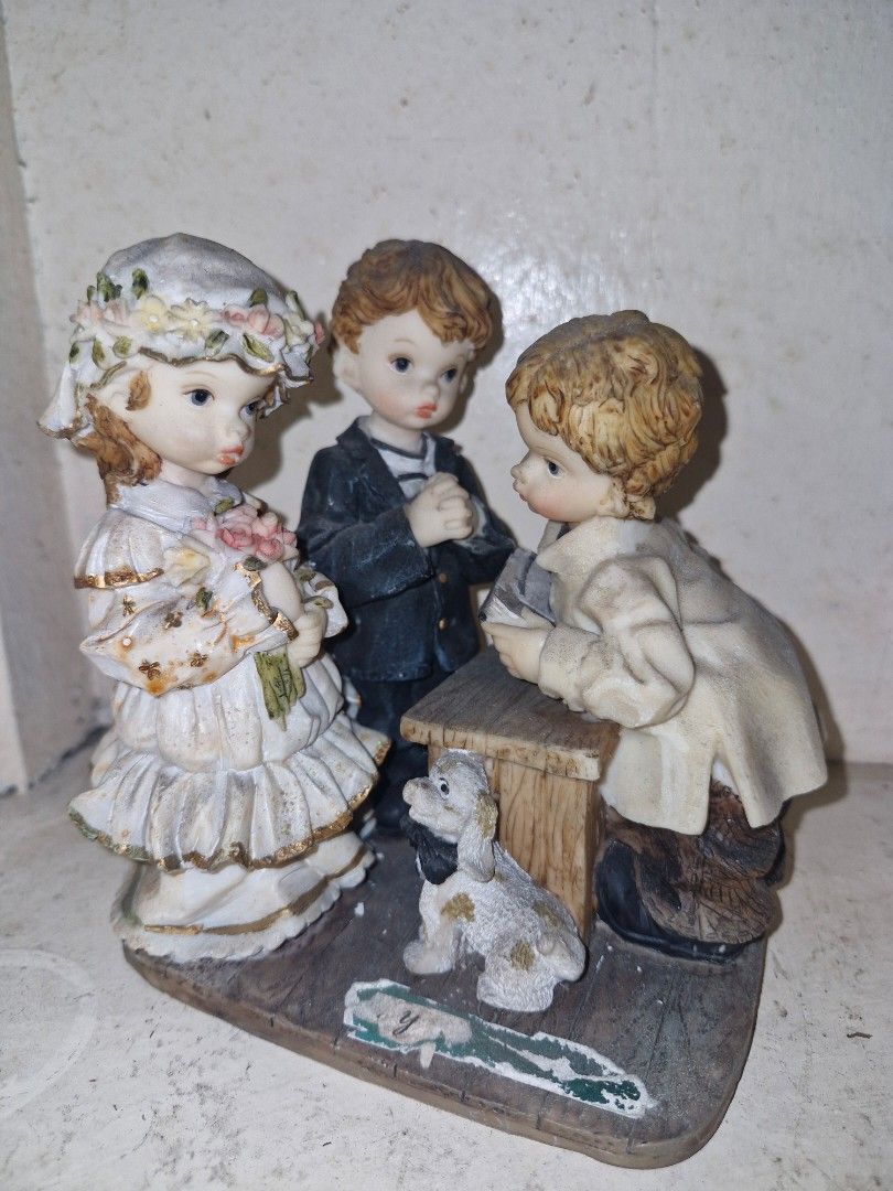 Vintage Wedding Figurine (Category: Other Home Decor) located in Quezon City. Submitted by russelbear (Listing ID 1460313397, Image 1). Description: Add a touch of nostalgic charm to your home or display cabinet! Letting go of this beautiful vintage Wedding & Proposal resin figurine. Perfect for collectors of classic Italian-style giftware (similar to the Montefiori/Juliana collections). It features an incredibly detailed scene of a young bride, 