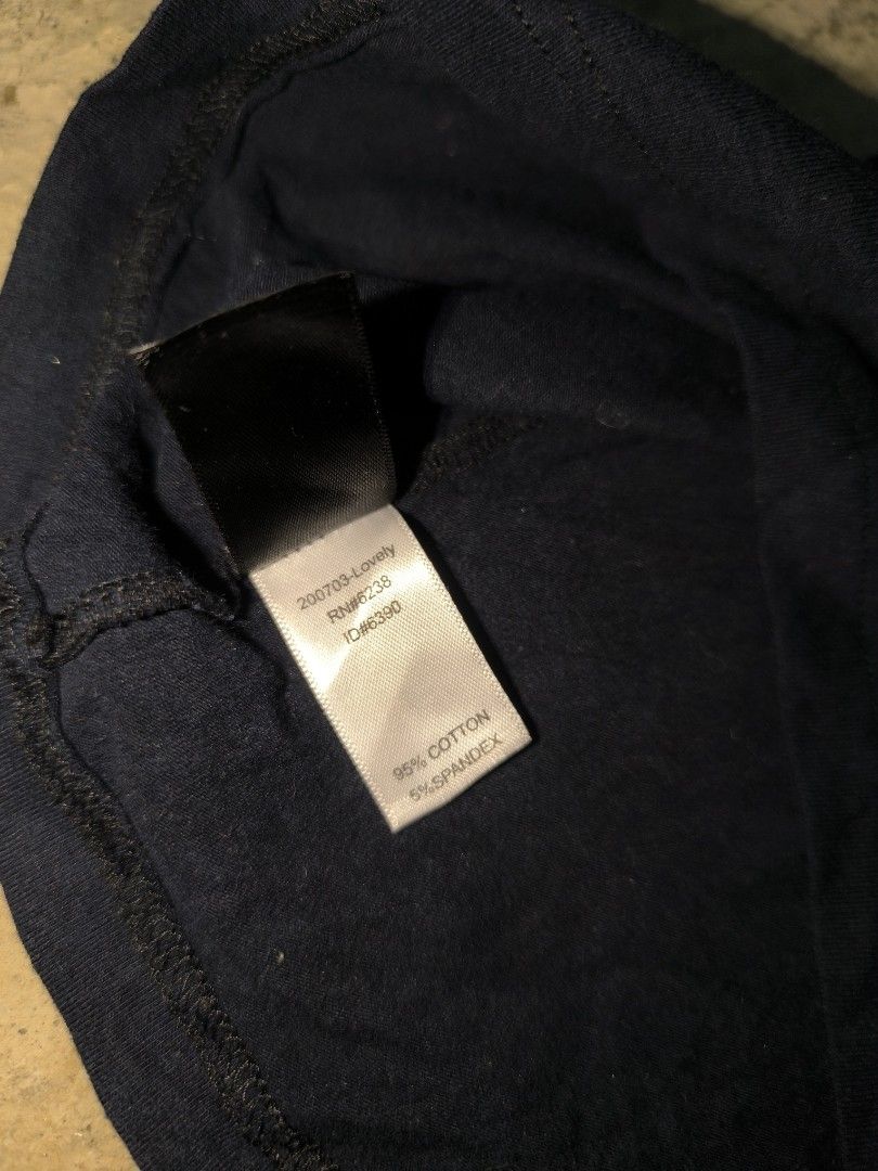 Von dutch sando (Category: Activewear) located in Davao. Submitted by gabriieeel (Listing ID 1460424558, Image 3). Description: von dutch sando featuring silver con dutch logo good as new no scratch or hole do vc on blue app for safe transaction.
