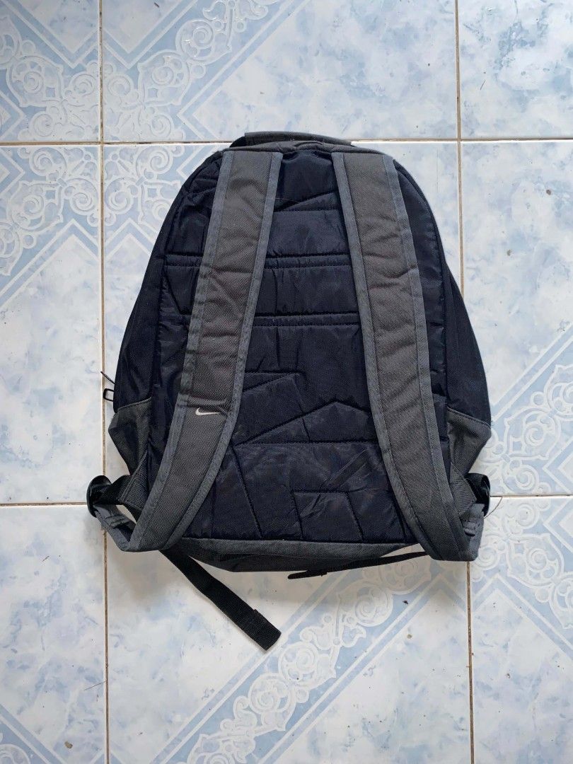 Vtg nike backpack (Category: Backpacks) located in Rizal. Submitted by kassifllanto (Listing ID 1460335131, Image 2). Description: .
