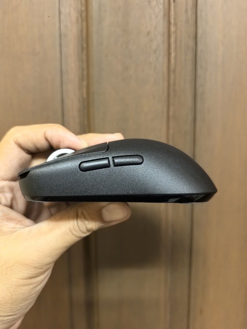 VXE R1 wireless mouse (Category: Mouse & Mousepads) located in Quezon City. Submitted by unboxingtito (Listing ID 1460418983, Image 2). Description: VXE R1 wireless mouse -brand new and unused -base variant -comes with box and charging cable -also available Nearlink varint for 900php.