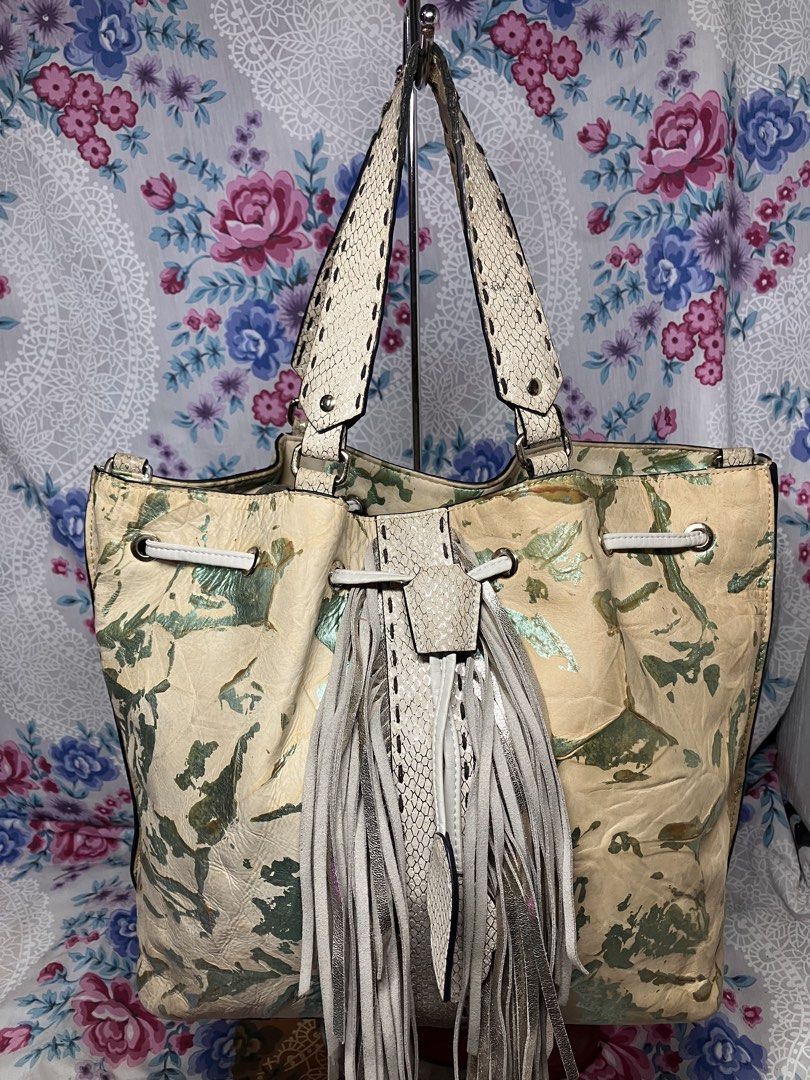 WAN ACCESSORY BOHO CHIC DRAWSTRING FRINGE BAG (Category: Shoulder Bags) located in General Mariano Alvarez. Submitted by adonid (Listing ID 1460313200, Image 1). Description: WAN ACCESSORY BOHO CHIC DRAWSTRING FRINGE BAG GOOD CONDITION NORMAL SIGN OF USAGE ONLY SHOULDER /TOTE BAG .