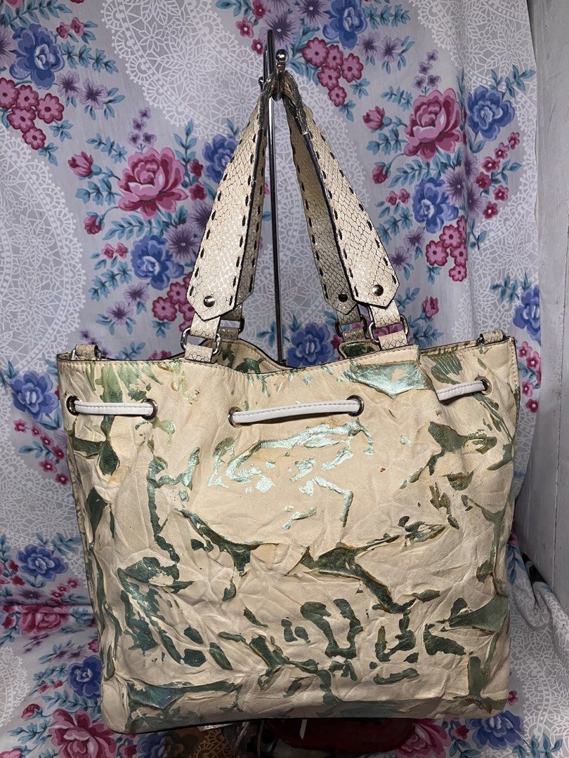 WAN ACCESSORY BOHO CHIC DRAWSTRING FRINGE BAG (Category: Shoulder Bags) located in General Mariano Alvarez. Submitted by adonid (Listing ID 1460313200, Image 2). Description: WAN ACCESSORY BOHO CHIC DRAWSTRING FRINGE BAG GOOD CONDITION NORMAL SIGN OF USAGE ONLY SHOULDER /TOTE BAG .