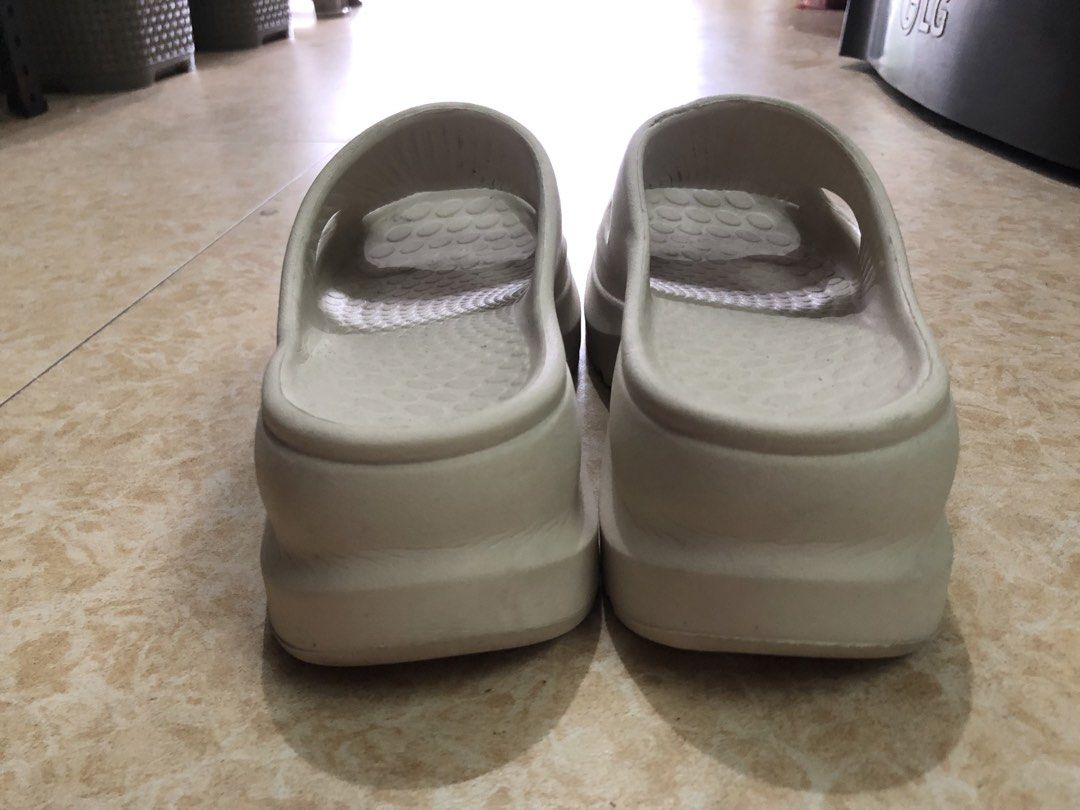 Wedge (Category: Wedges) located in Manila. Submitted by realpagkat02199 (Listing ID 1460313452, Image 3). Description: Malambot Comfy sa paa Pose brand.