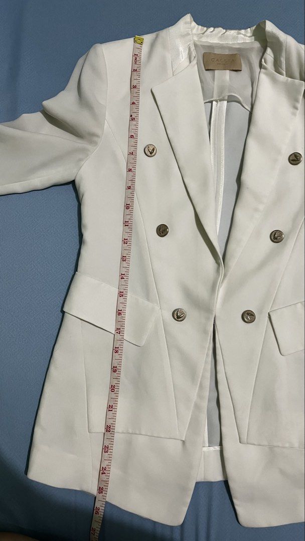 White Blazer (Category: Coats, Jackets and Outerwear) located in Manila. Submitted by myth.rifts (Listing ID 1460451133, Image 2). Description: Size: S-M.