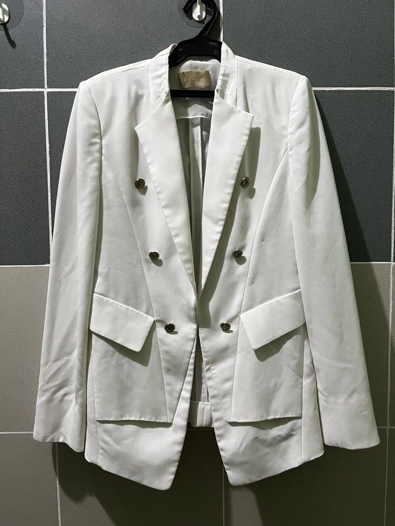 White Blazer (Category: Coats, Jackets and Outerwear) located in Manila. Submitted by myth.rifts (Listing ID 1460451133, Image 1). Description: Size: S-M.