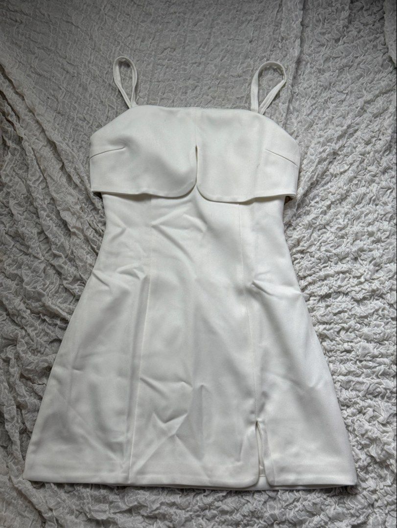 White mini dress (Category: Dresses) located in Manila. Submitted by prelovedby_lou (Listing ID 1460345135, Image 1). Description: - bought for 1,000 - never been worn - no issues - rfs: decluttering.