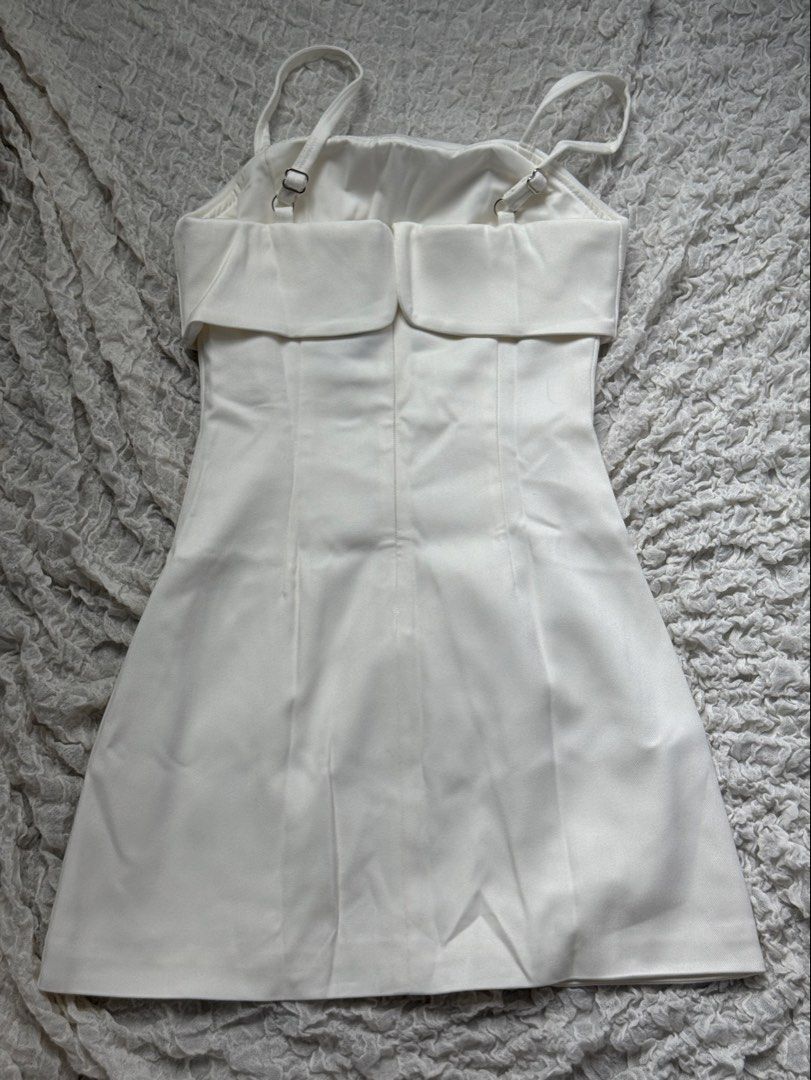 White mini dress (Category: Dresses) located in Manila. Submitted by prelovedby_lou (Listing ID 1460345135, Image 2). Description: - bought for 1,000 - never been worn - no issues - rfs: decluttering.
