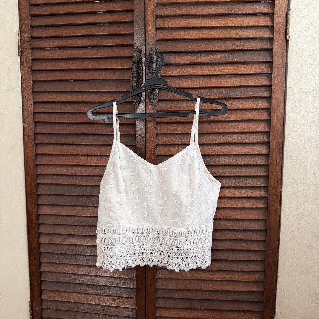 White Top With Lace Detail (Category: Sleeveless) located in Las Pinas. Submitted by francesca.finds (Listing ID 1460418145, Image 1). Description: - LAST PRICE - no photo when worn.