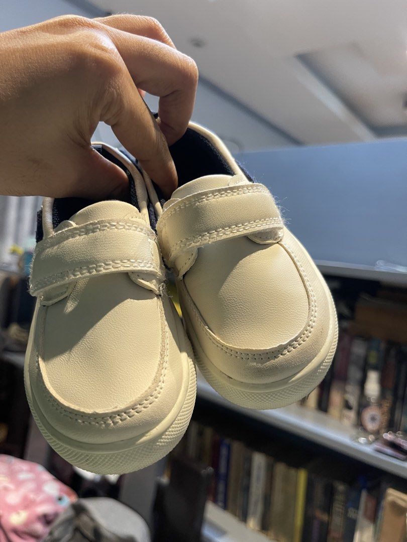 White velcro shoes 6-12yrs old (Category: Babies & Kids Fashion) located in Tarlac. Submitted by hilary02 (Listing ID 1460388930, Image 3). Description: Size 22 Lightly used.