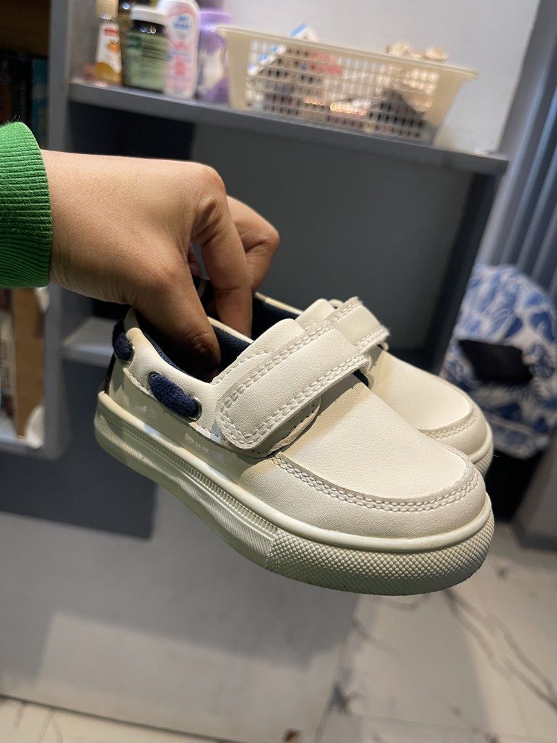 White velcro shoes 6-12yrs old (Category: Babies & Kids Fashion) located in Tarlac. Submitted by hilary02 (Listing ID 1460388930, Image 2). Description: Size 22 Lightly used.