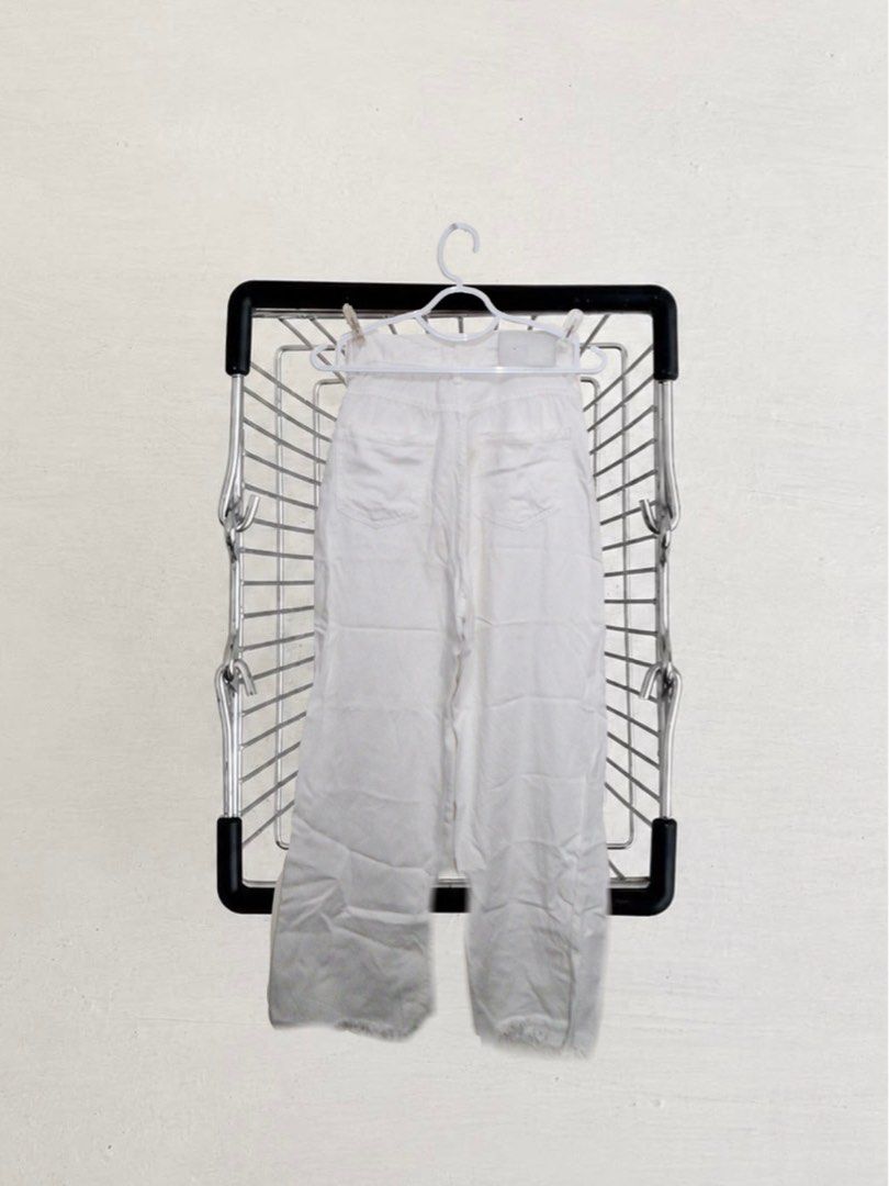 White Wide Leg Jeans (Category: Jeans) located in Davao. Submitted by femlueur (Listing ID 1460459651, Image 2). Description: size: small condition: excellent / rarely used fits true to size no stains, damages, or noticeable flaws ✨ 📍 location: davao city payment via gcash / bank transfer 📦 shipping available nationwide through j&t, lbc, or your preferred courier 🛵 same-day delivery within davao city via grab or lalamove (shipping fee shoulder