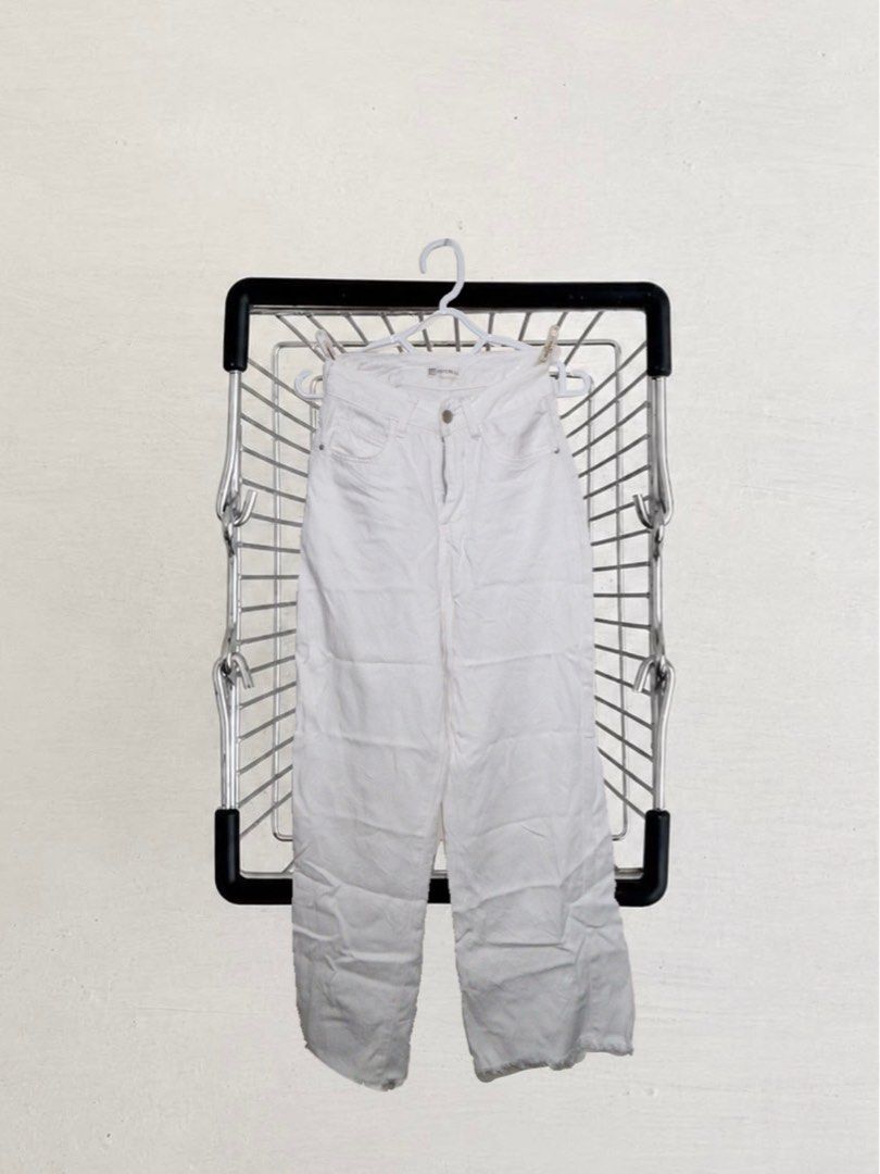 White Wide Leg Jeans (Category: Jeans) located in Davao. Submitted by femlueur (Listing ID 1460459651, Image 1). Description: size: small condition: excellent / rarely used fits true to size no stains, damages, or noticeable flaws ✨ 📍 location: davao city payment via gcash / bank transfer 📦 shipping available nationwide through j&t, lbc, or your preferred courier 🛵 same-day delivery within davao city via grab or lalamove (shipping fee shoulder