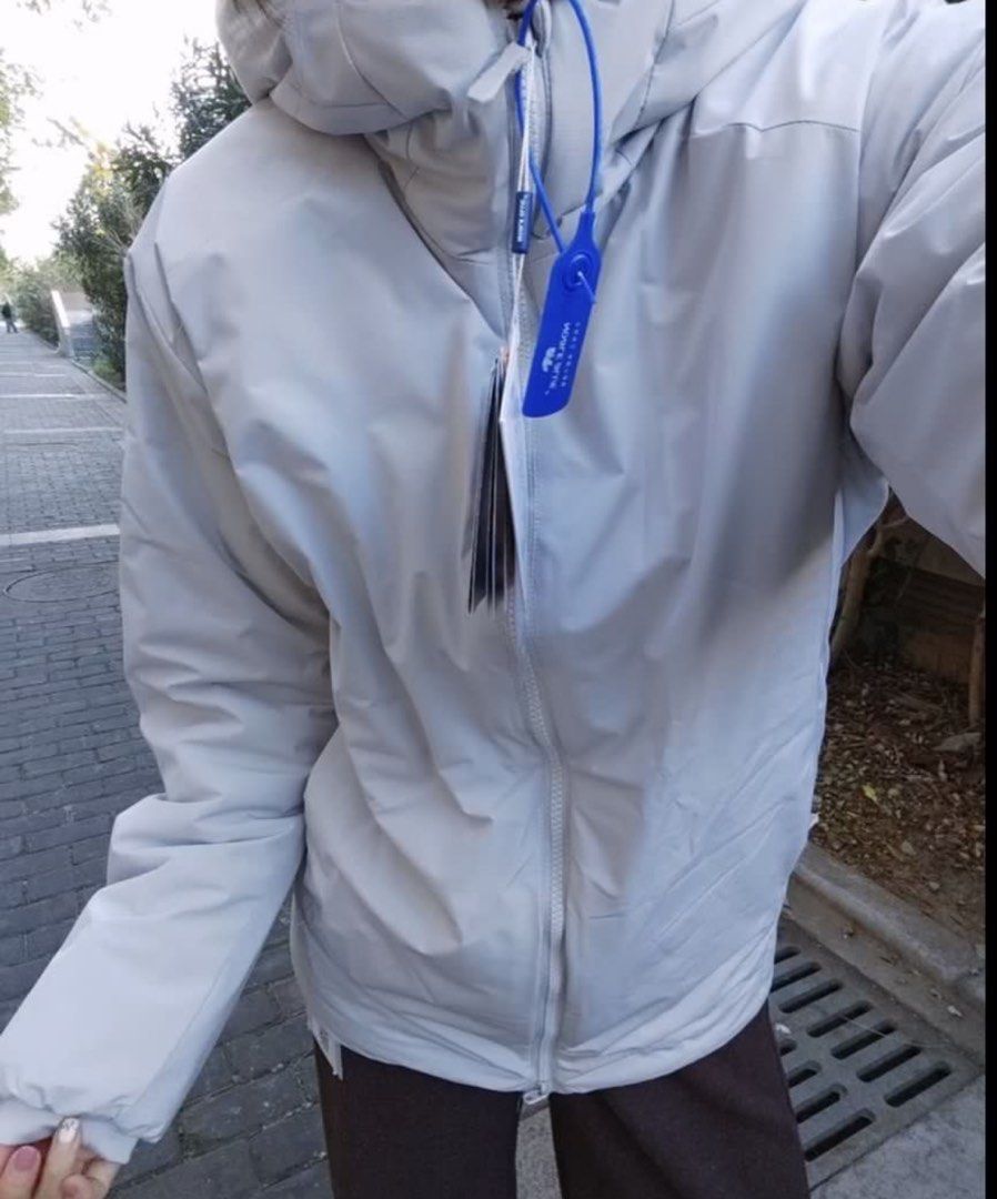 winter jacket (Category: Coats, Jackets and Outerwear) located in Singapore. Submitted by colpickens (Listing ID 1460416627, Image 1). Description: - Light grey winter jacket - Size: S, loose fit for 45-60kg - Features a hood and full zip closure - Practical and warm design .