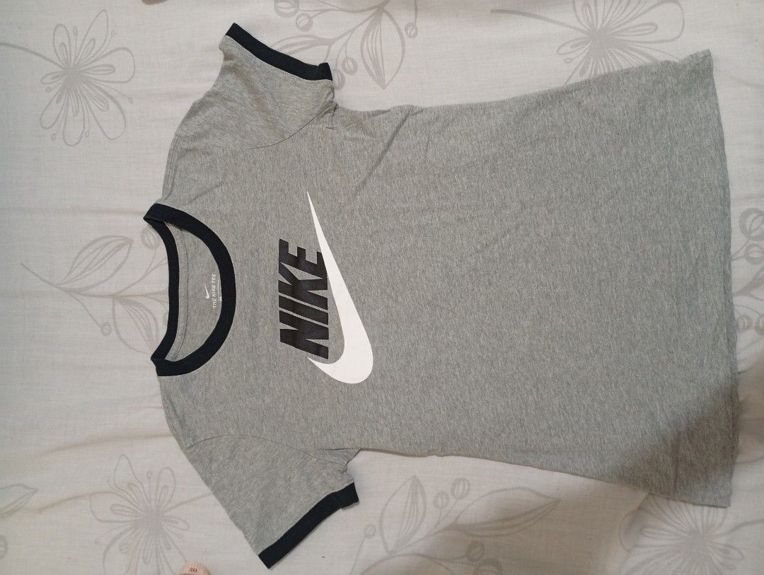 Women's Nike Graphic Ringer Tee (Category: Activewear) located in Cebu City. Submitted by dsomey (Listing ID 1460403237, Image 1). Description: The color lighting maybe different from the original color. Already washed. Payment first always! negotiable Pay shipping fee. I ship out the order in Saturdays only. I use gcash and only gcash no other paying apps. Pit-to-Pit: 17 Length: 25 Shoulder: 15 Sleeve Length: 6.5 No cancellation policy..