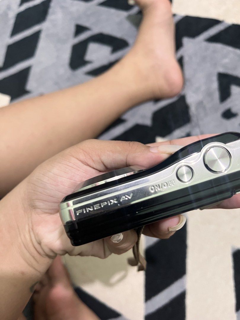 WORKING CAMERA FUJIFILM FINEPIX AV200 (Category: Cameras) located in Cebu City. Submitted by keenfox_c83ab6 (Listing ID 1460355181, Image 2). Description: working issue only no batt door mag foil method ka lang para mag on but body condition is 9/10 pa sobrang kinis pa and the output sobrang ganda crisp output promise!!😍✋🏻.
