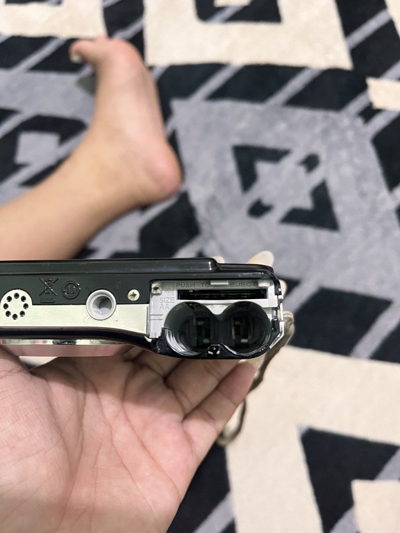 WORKING CAMERA FUJIFILM FINEPIX AV200 (Category: Cameras) located in Cebu City. Submitted by keenfox_c83ab6 (Listing ID 1460355181, Image 3). Description: working issue only no batt door mag foil method ka lang para mag on but body condition is 9/10 pa sobrang kinis pa and the output sobrang ganda crisp output promise!!😍✋🏻.